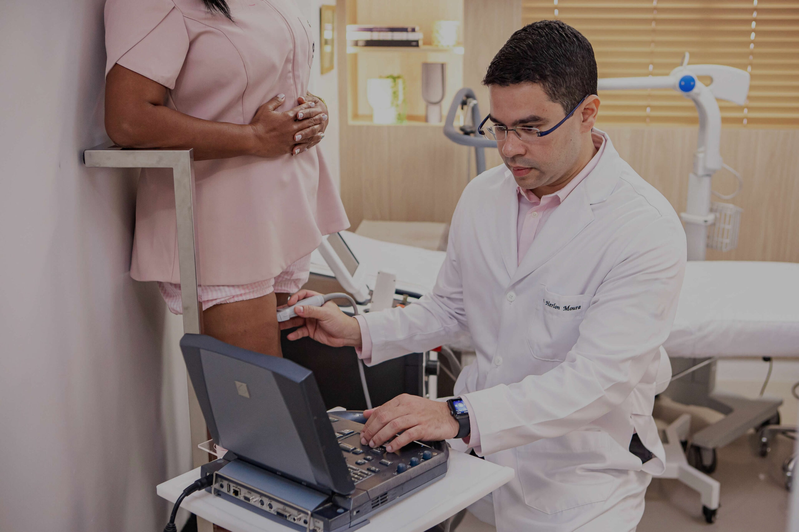Dr. Herlon Moura realizando exame de Eco-Doppler no consultório